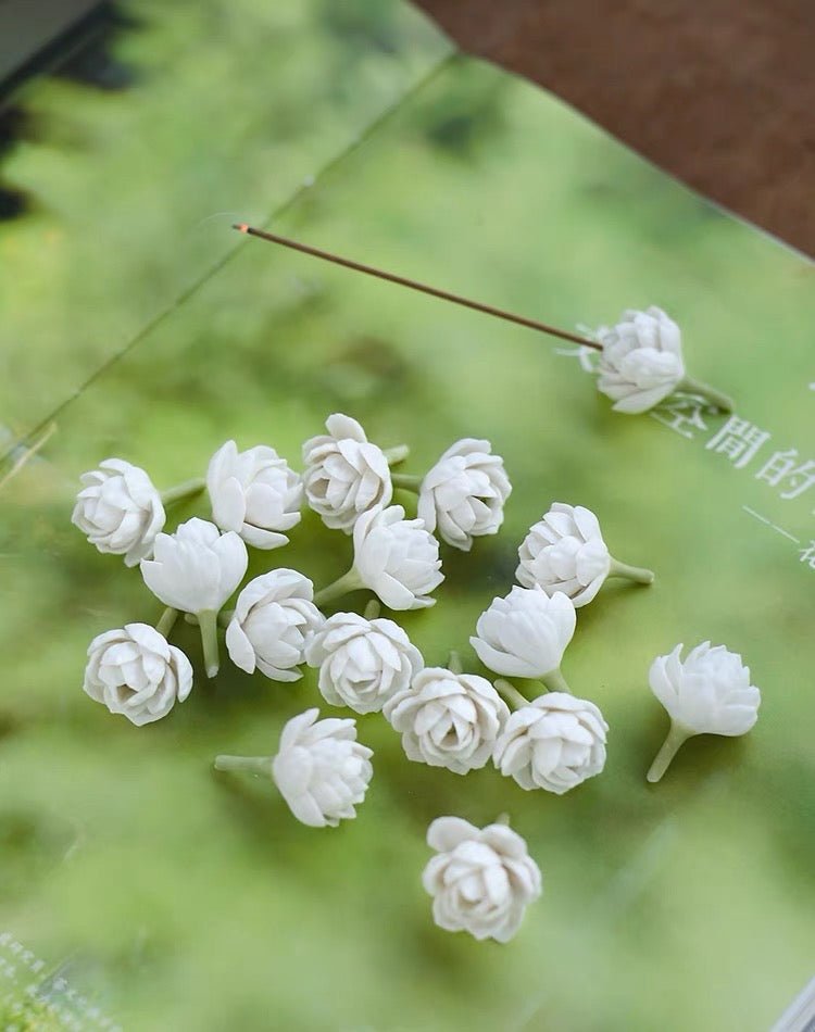 Elegance in Bloom: Handcrafted Ceramic Incense Holders with White Magnolia and Jasmine – Petite Treasures for Tranquil Spaces and Thoughtful Gifts - Simplidecor
