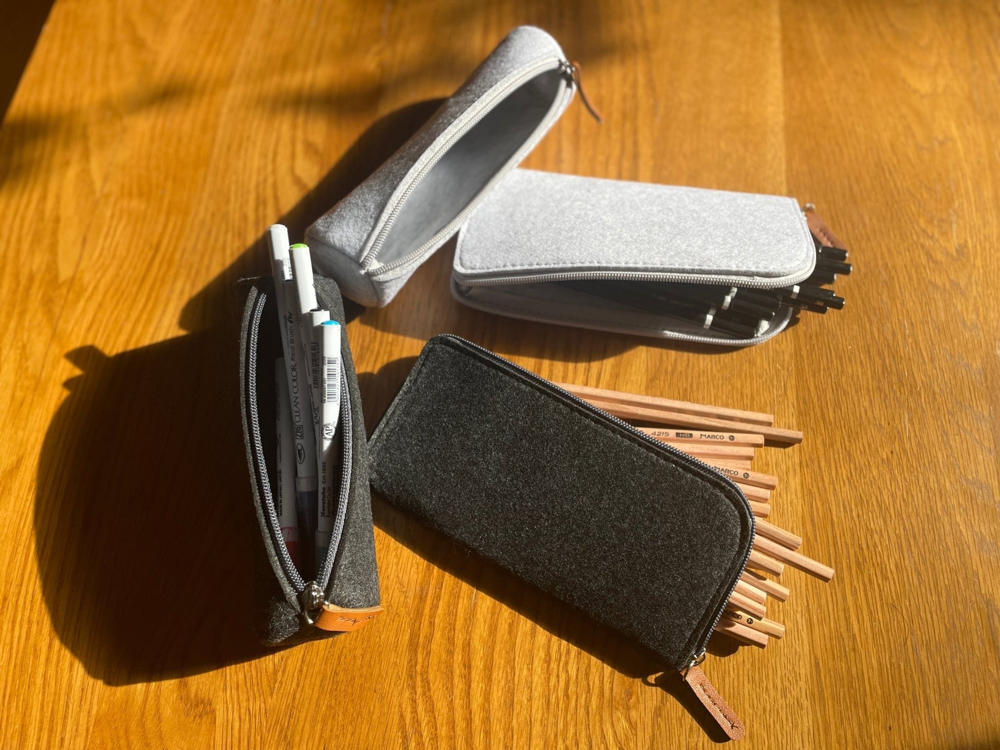 Elevate Your Workspace with Stylish Felt Pencil Cases: Diverse Flat and Round Designs for Effortless and Organized Stationery Storage. Simplify Your Desk with Minimalist Practicality - Simplidecor