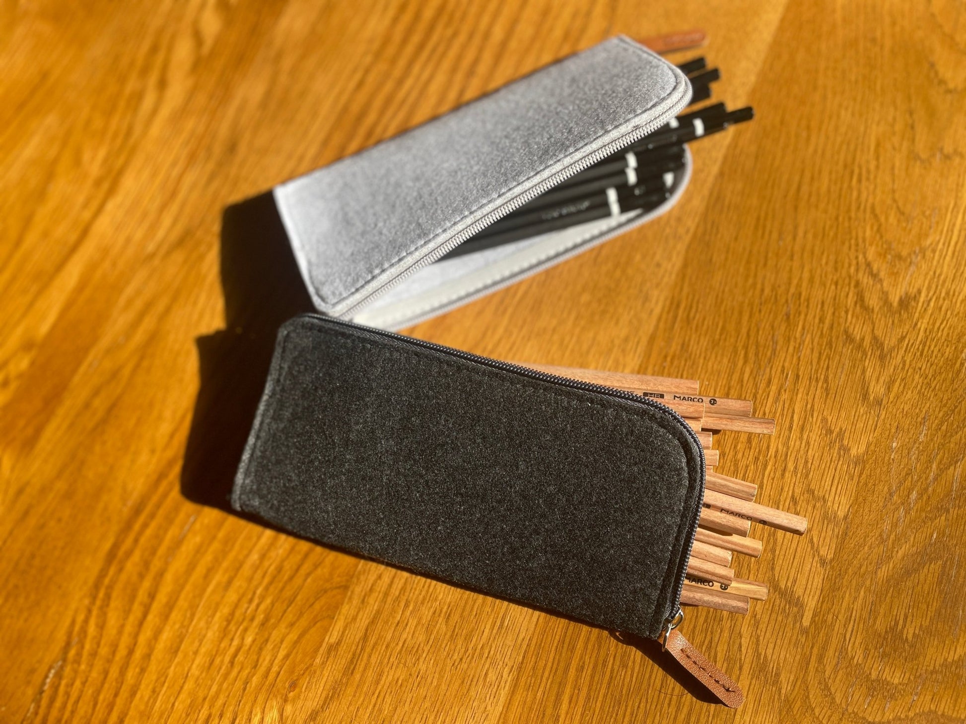 Elevate Your Workspace with Stylish Felt Pencil Cases: Diverse Flat and Round Designs for Effortless and Organized Stationery Storage. Simplify Your Desk with Minimalist Practicality - Simplidecor