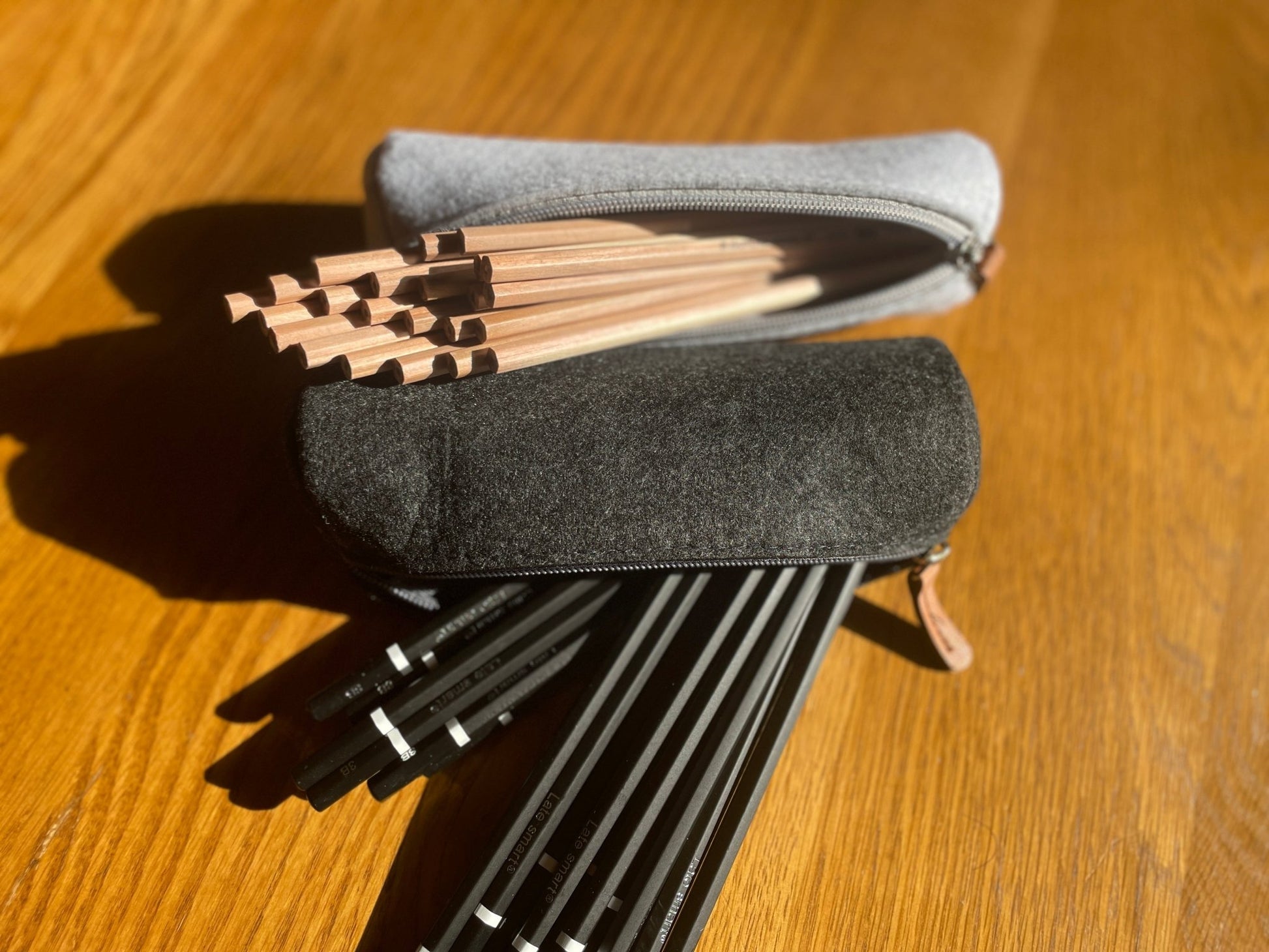 Elevate Your Workspace with Stylish Felt Pencil Cases: Diverse Flat and Round Designs for Effortless and Organized Stationery Storage. Simplify Your Desk with Minimalist Practicality - Simplidecor