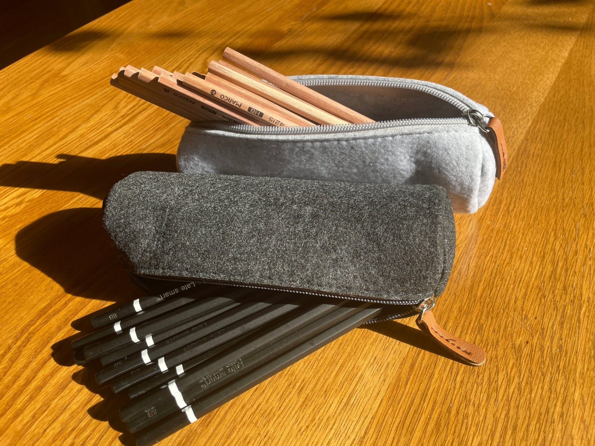 Elevate Your Workspace with Stylish Felt Pencil Cases: Diverse Flat and Round Designs for Effortless and Organized Stationery Storage. Simplify Your Desk with Minimalist Practicality - Simplidecor
