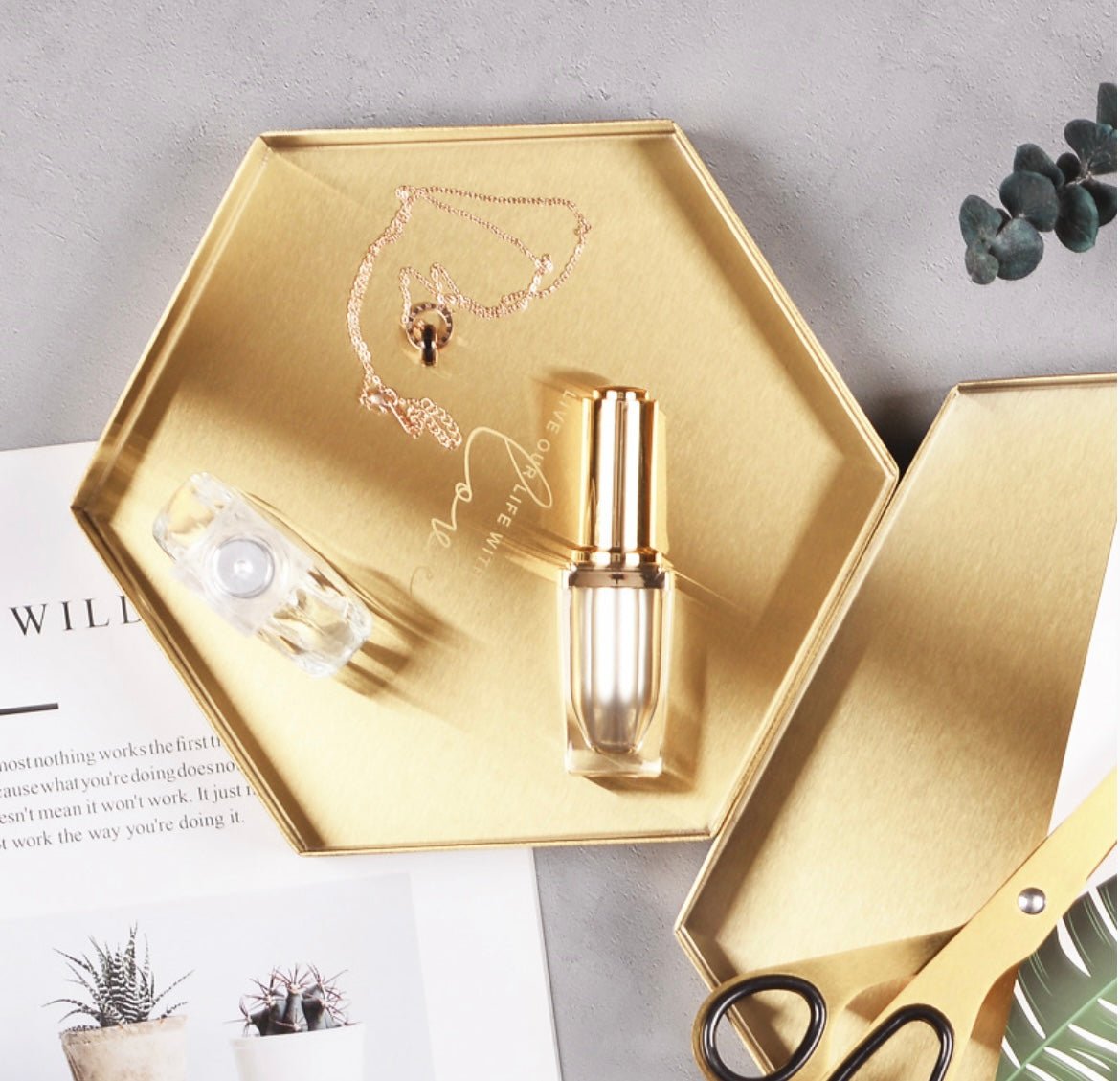 Golden Stainless Steel Tray: Elevate home decor with style. Ideal for serving essentials, showcasing jewelry, and festive decorations. Perfect for new home gifts or special occasions. - Simplidecor