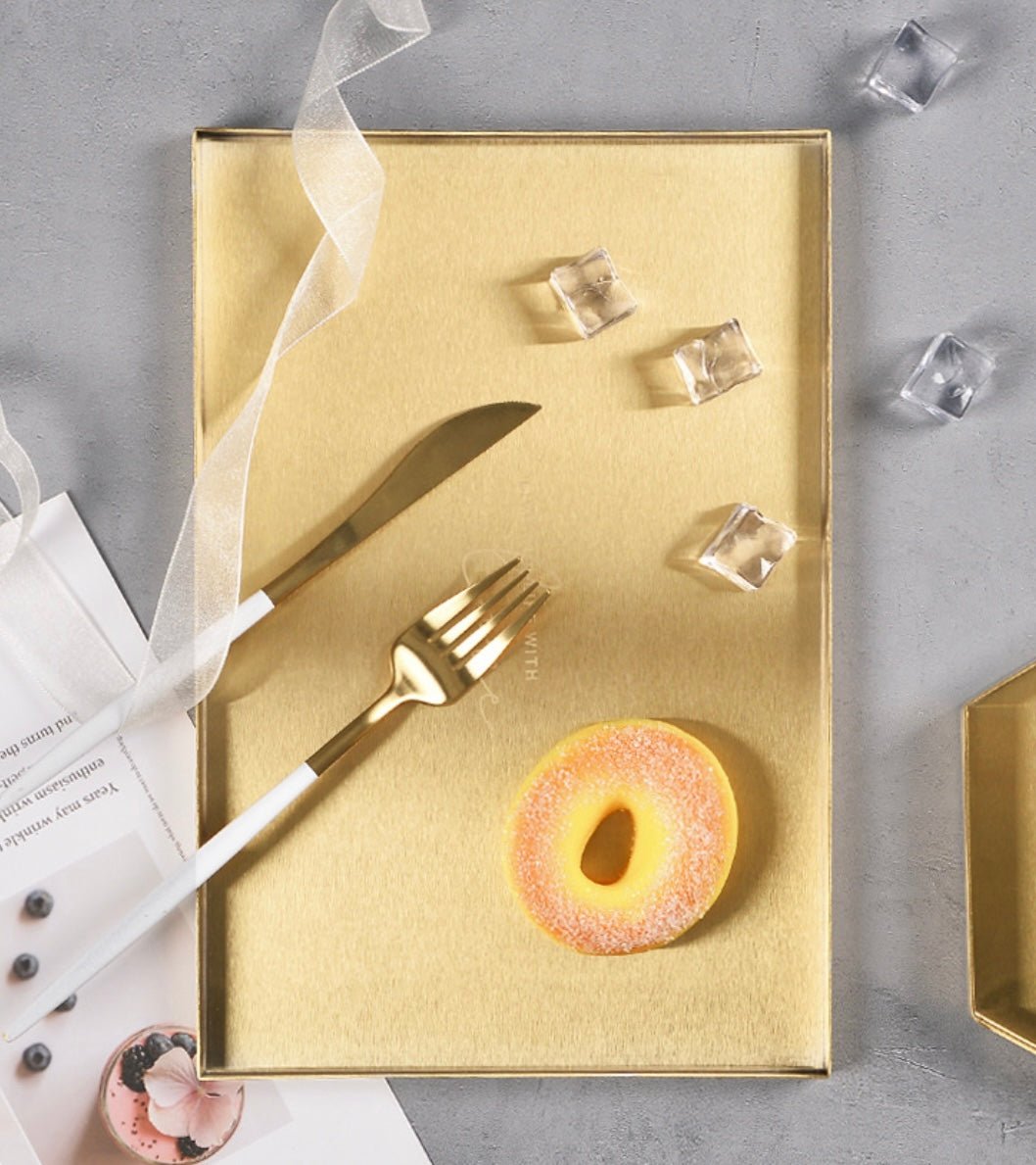 Golden Stainless Steel Tray: Elevate home decor with style. Ideal for serving essentials, showcasing jewelry, and festive decorations. Perfect for new home gifts or special occasions. - Simplidecor