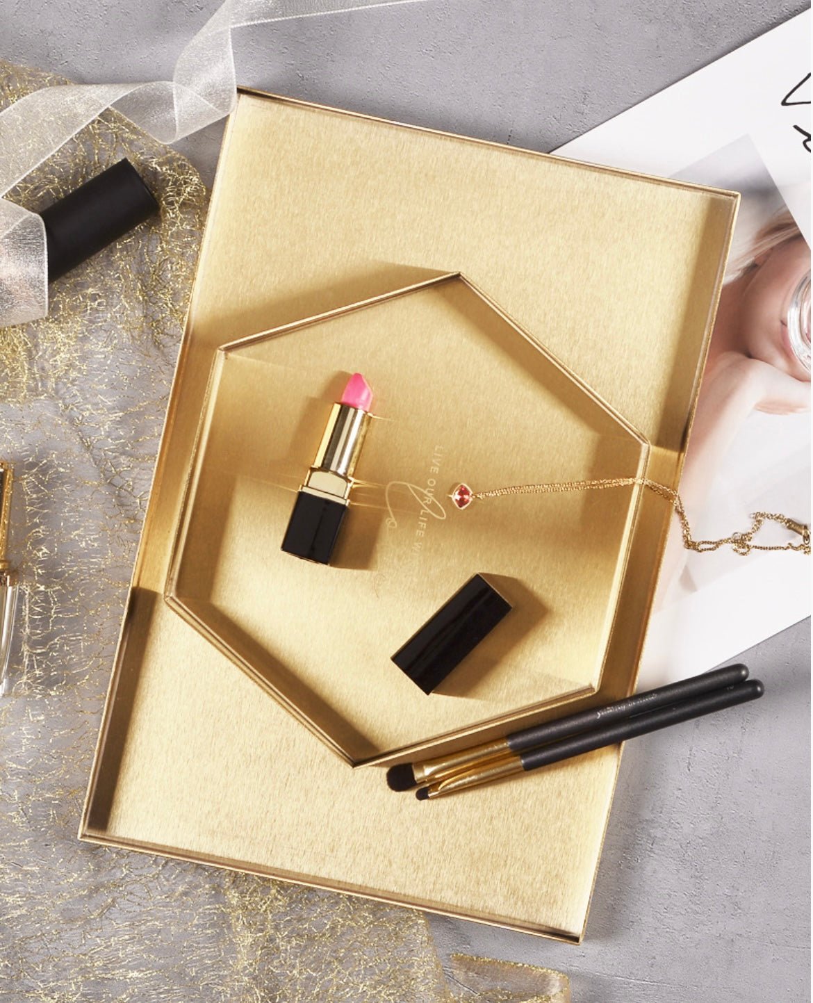 Golden Stainless Steel Tray: Elevate home decor with style. Ideal for serving essentials, showcasing jewelry, and festive decorations. Perfect for new home gifts or special occasions. - Simplidecor