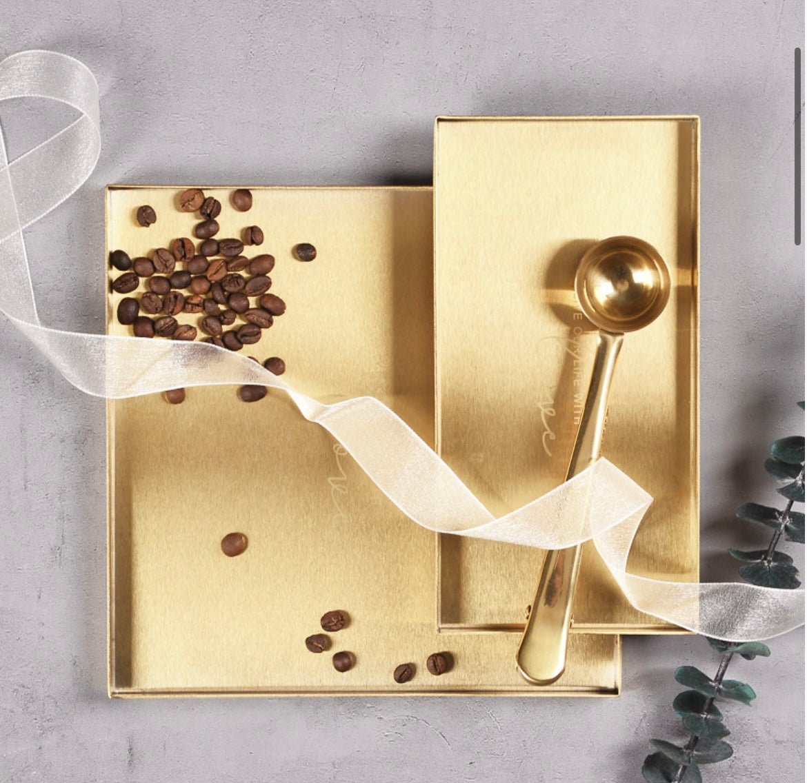 Golden Stainless Steel Tray: Elevate home decor with style. Ideal for serving essentials, showcasing jewelry, and festive decorations. Perfect for new home gifts or special occasions. - Simplidecor