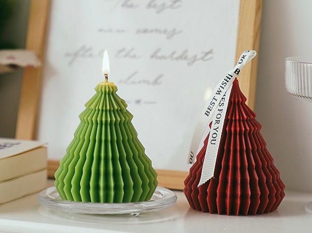 Handcrafted Christmas Tree Candles – Red Cedar wood, Green Forest Moss, and White English Bluebell Scents. Elegant for a Merry Christmas Atmosphere. Holiday Gift Choice! - Simplidecor
