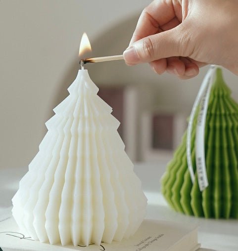 Handcrafted Christmas Tree Candles – Red Cedar wood, Green Forest Moss, and White English Bluebell Scents. Elegant for a Merry Christmas Atmosphere. Holiday Gift Choice! - Simplidecor