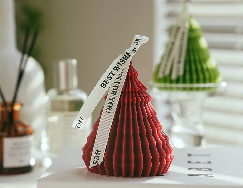 Handcrafted Christmas Tree Candles – Red Cedar wood, Green Forest Moss, and White English Bluebell Scents. Elegant for a Merry Christmas Atmosphere. Holiday Gift Choice! - Simplidecor