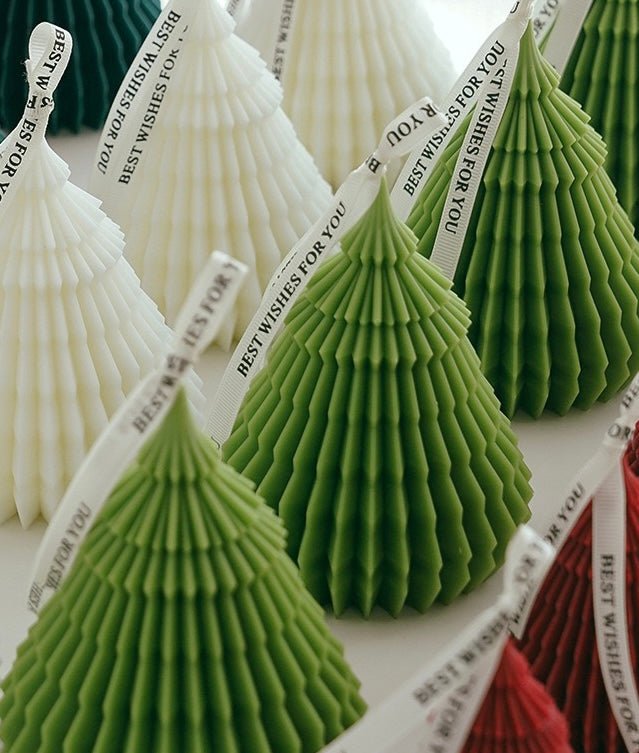 Handcrafted Christmas Tree Candles – Red Cedar wood, Green Forest Moss, and White English Bluebell Scents. Elegant for a Merry Christmas Atmosphere. Holiday Gift Choice! - Simplidecor