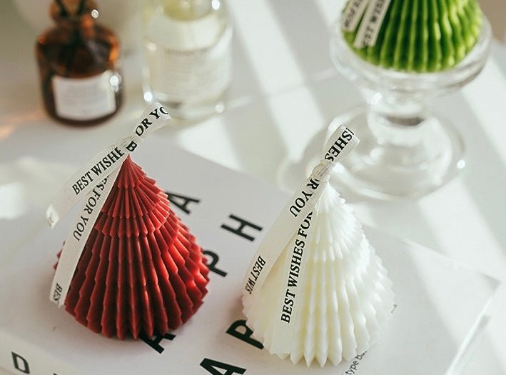 Handcrafted Christmas Tree Candles – Red Cedar wood, Green Forest Moss, and White English Bluebell Scents. Elegant for a Merry Christmas Atmosphere. Holiday Gift Choice! - Simplidecor