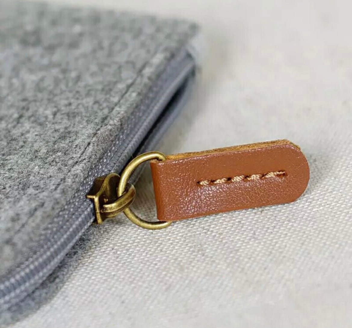 Simplify On - the - Go Living with our Mini Felt Purse: Compact, Stylish, and Versatile. Perfect for Organizing Keys, Coins, and Cards. Effortless Convenience in Your Pocket! - Simplidecor