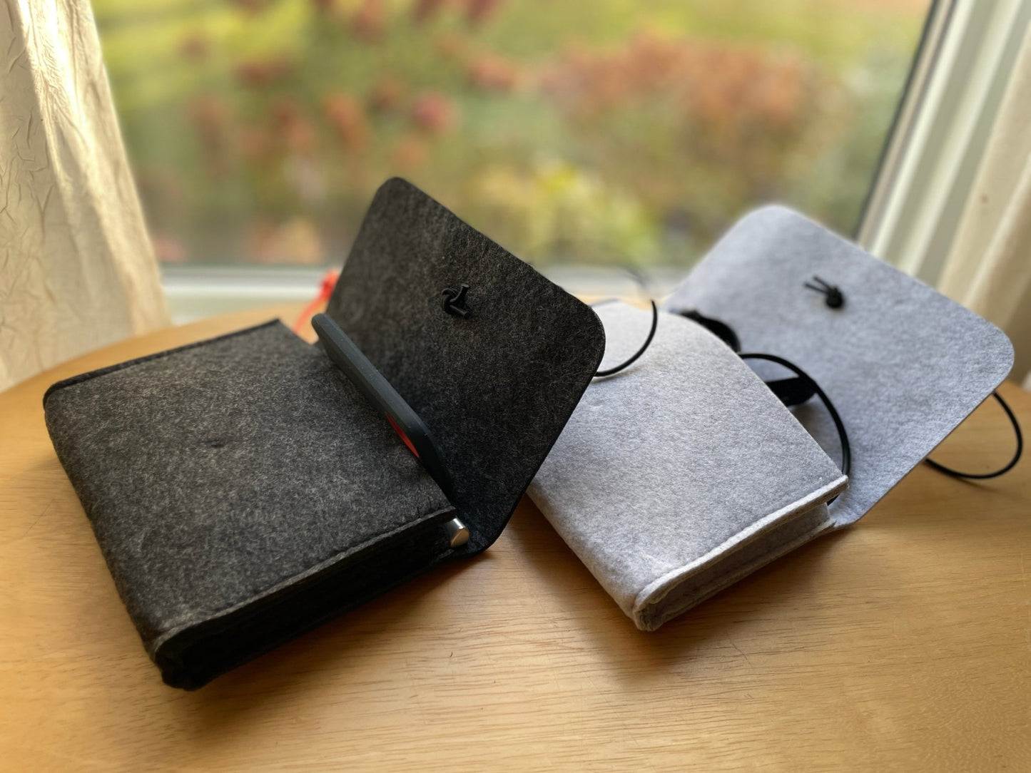 Simplify On - the - Go Organization with our Minimalist Felt Storage Pouch: Perfect for Chargers, Hard Drives, and Essentials. Light and Dark Gray Options for Effortless Style and Convenience! - Simplidecor