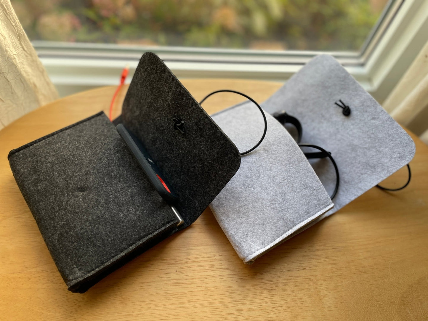 Simplify On - the - Go Organization with our Minimalist Felt Storage Pouch: Perfect for Chargers, Hard Drives, and Essentials. Light and Dark Gray Options for Effortless Style and Convenience! - Simplidecor
