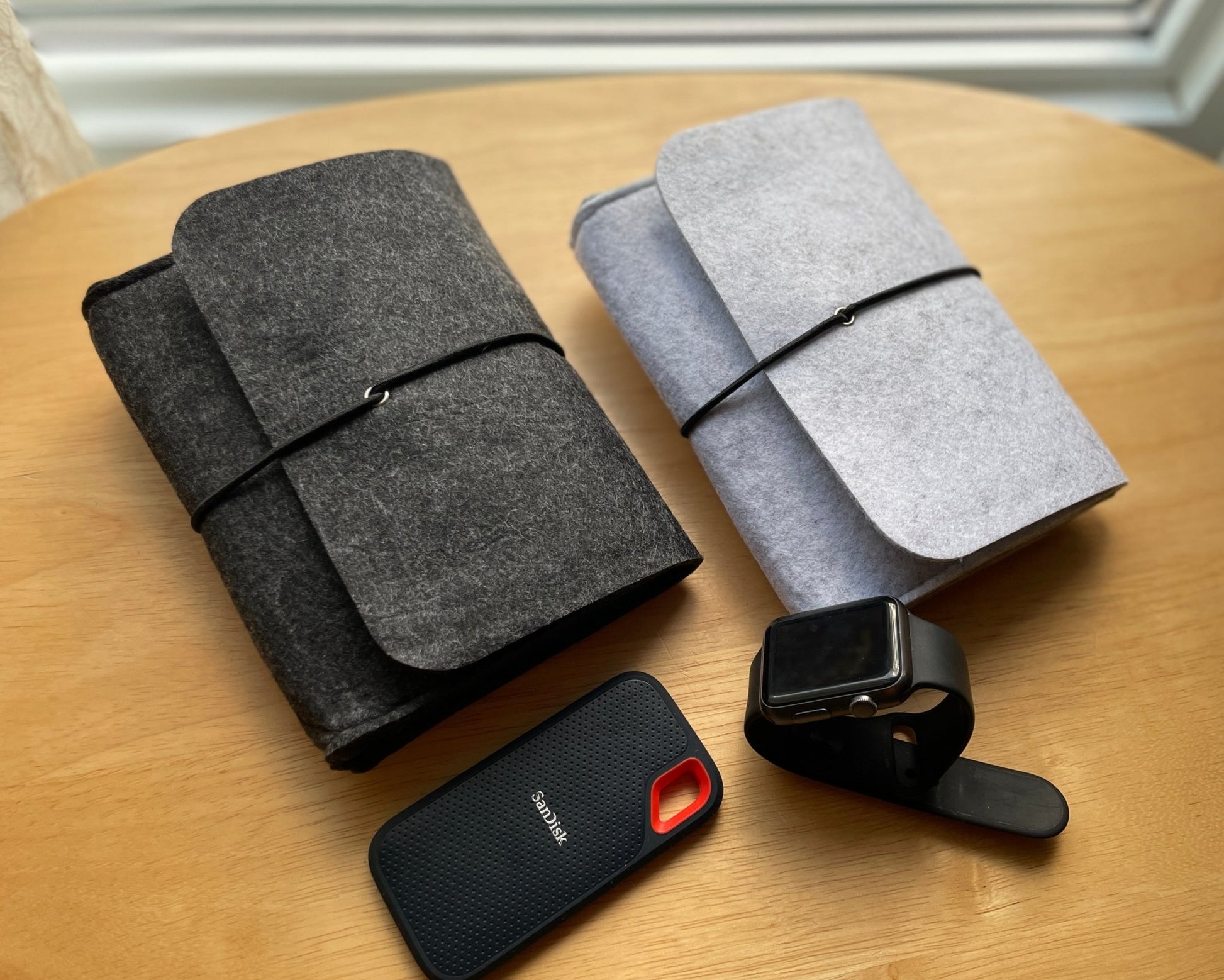 Simplify On - the - Go Organization with our Minimalist Felt Storage Pouch: Perfect for Chargers, Hard Drives, and Essentials. Light and Dark Gray Options for Effortless Style and Convenience! - Simplidecor