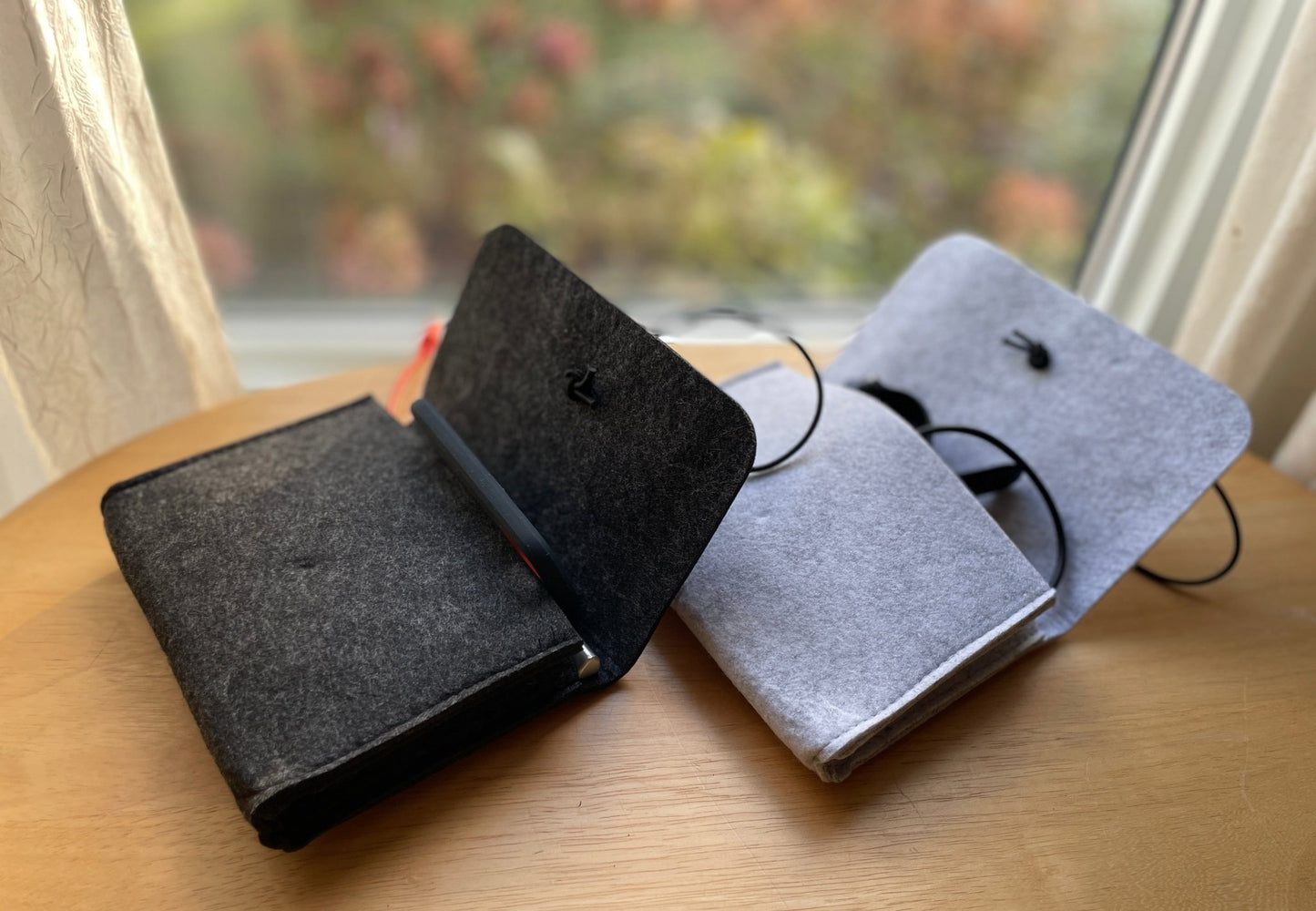Simplify On - the - Go Organization with our Minimalist Felt Storage Pouch: Perfect for Chargers, Hard Drives, and Essentials. Light and Dark Gray Options for Effortless Style and Convenience! - Simplidecor
