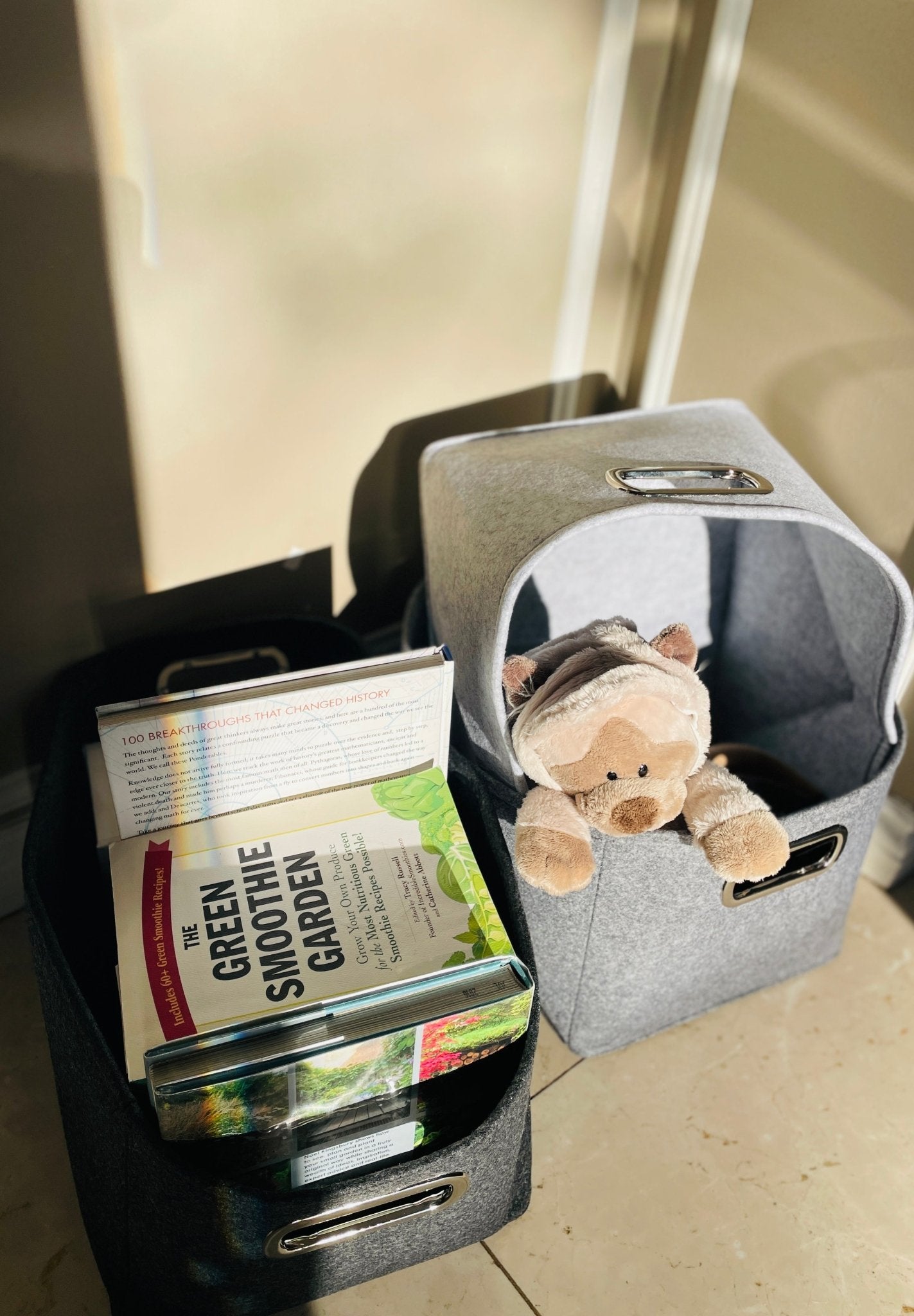 Spacious Foldable Felt Storage Basket with Metal Handle for Easy Care. Perfect for Laundry, Toys, and Closet Storage. Elevate Your Home with Stylish and Functional Organization - Simplidecor