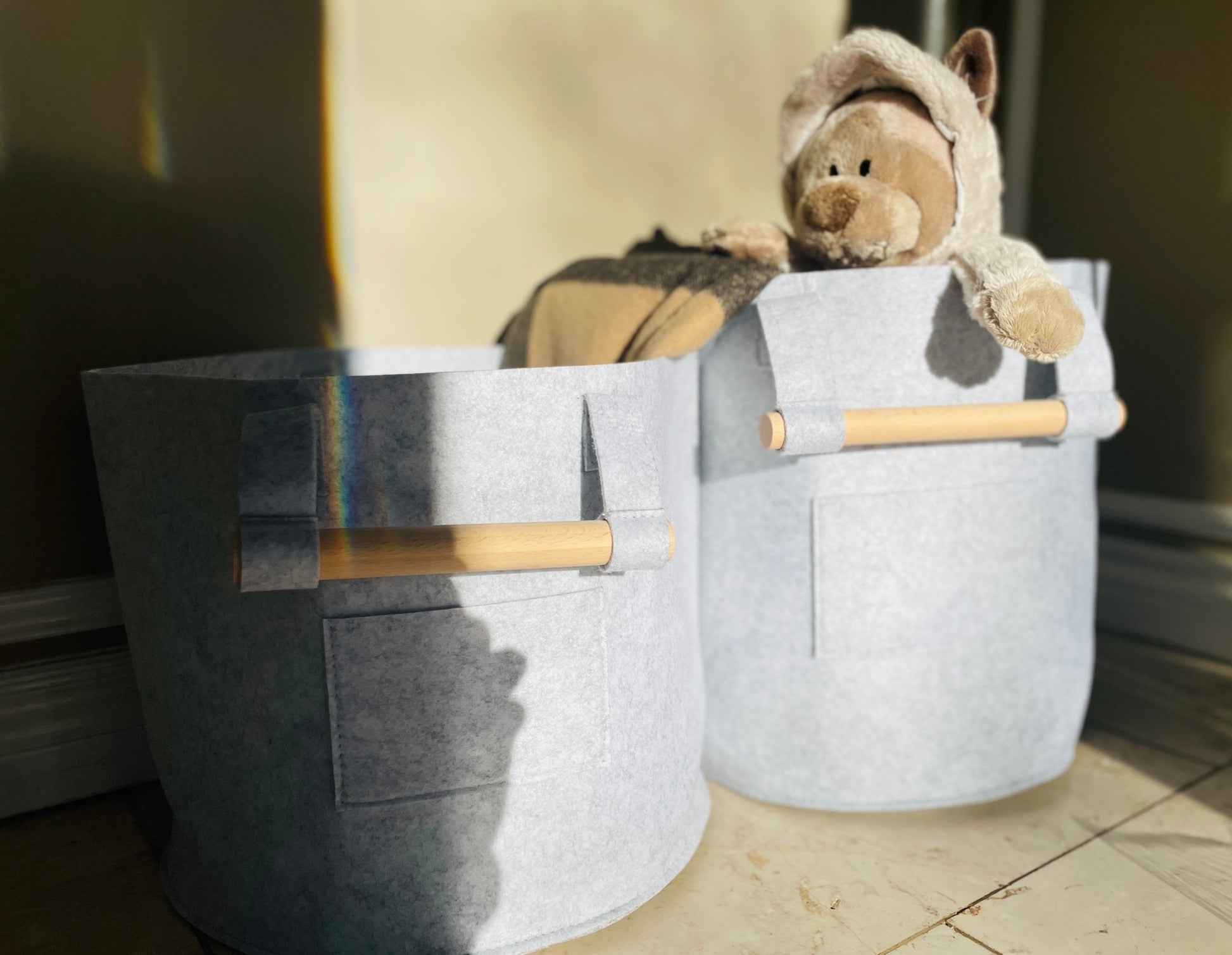 Stylish Grey Felt Storage Basket with Wooden Handle - Spacious, Foldable, and Versatile Home Organization for Laundry, Toys, and More! Elevate Your Space with Functional Style - Simplidecor