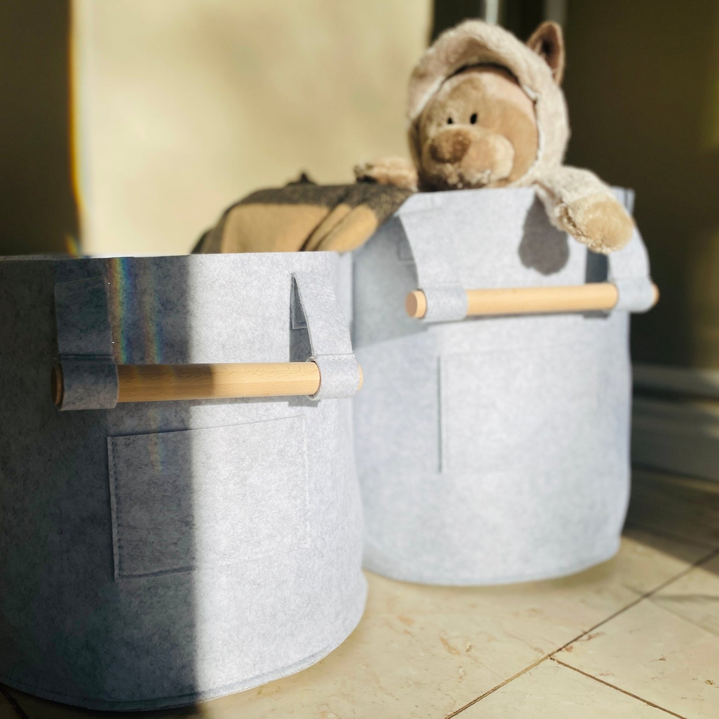 Stylish Grey Felt Storage Basket with Wooden Handle - Spacious, Foldable, and Versatile Home Organization for Laundry, Toys, and More! Elevate Your Space with Functional Style - Simplidecor