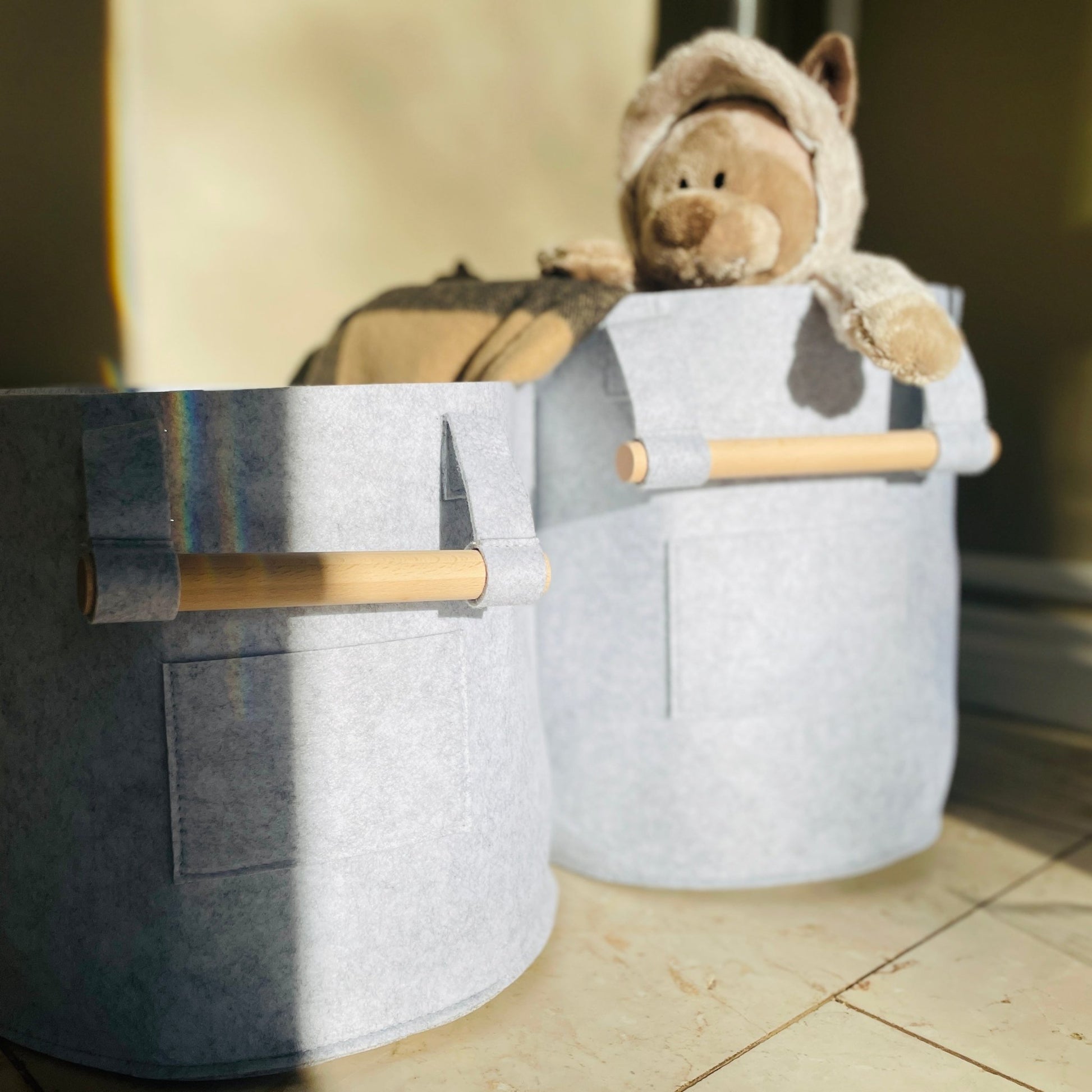 Stylish Grey Felt Storage Basket with Wooden Handle - Spacious, Foldable, and Versatile Home Organization for Laundry, Toys, and More! Elevate Your Space with Functional Style - Simplidecor
