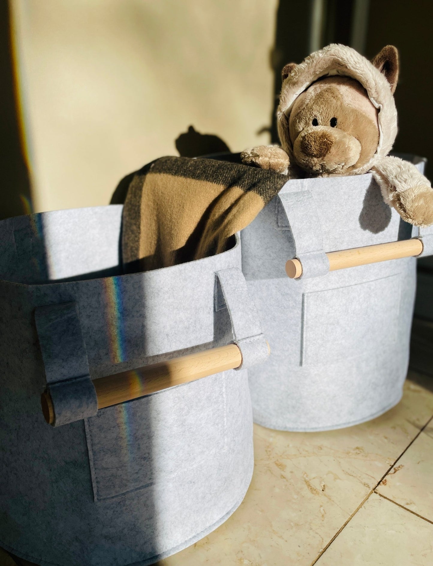 Stylish Grey Felt Storage Basket with Wooden Handle - Spacious, Foldable, and Versatile Home Organization for Laundry, Toys, and More! Elevate Your Space with Functional Style - Simplidecor